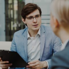 Jak radzić sobie z trudnym klientem, który podnosi głos? Skuteczne techniki komunikacji